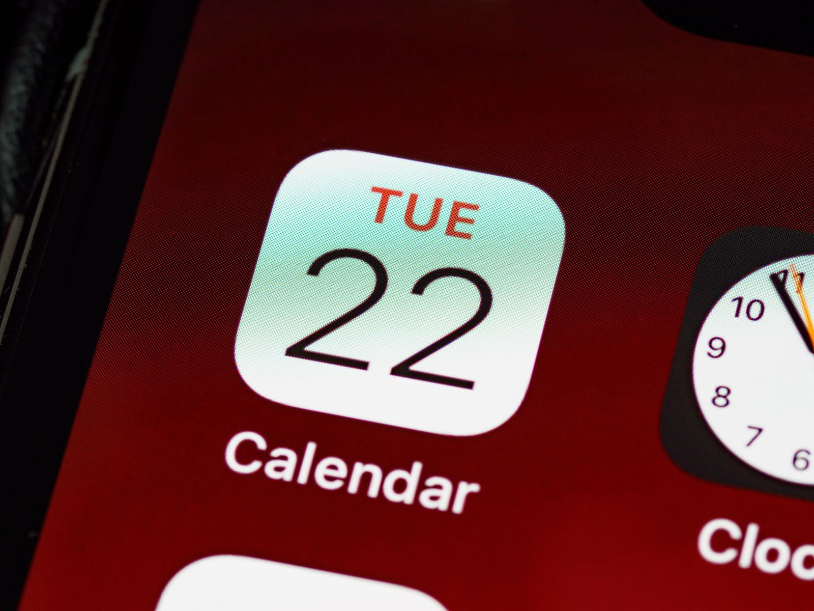 Ícono de una app de calendario mostrando una fecha, en la pantalla de un móvil
