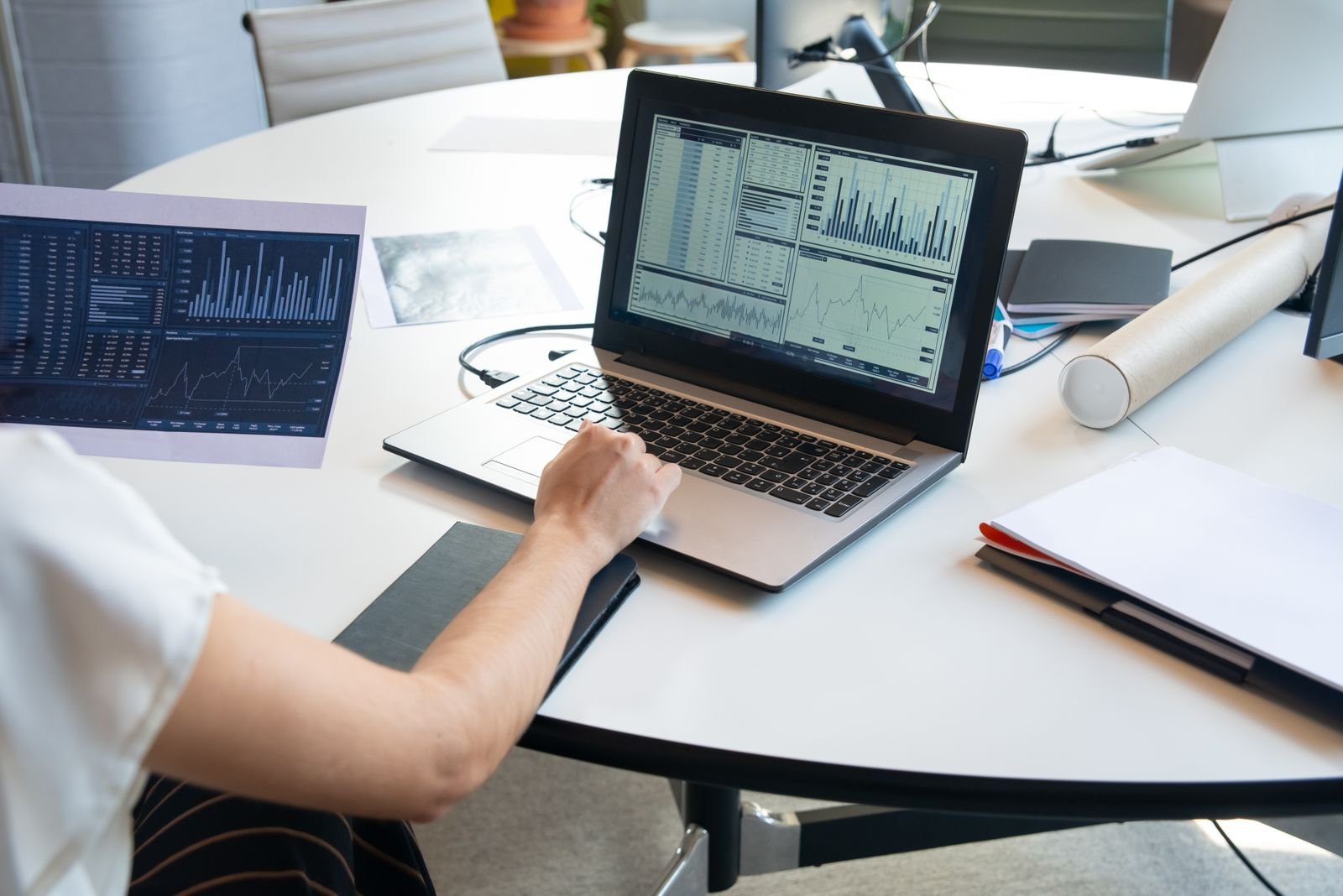 Persona supervisando procesos automatizados en la pantalla de su computador