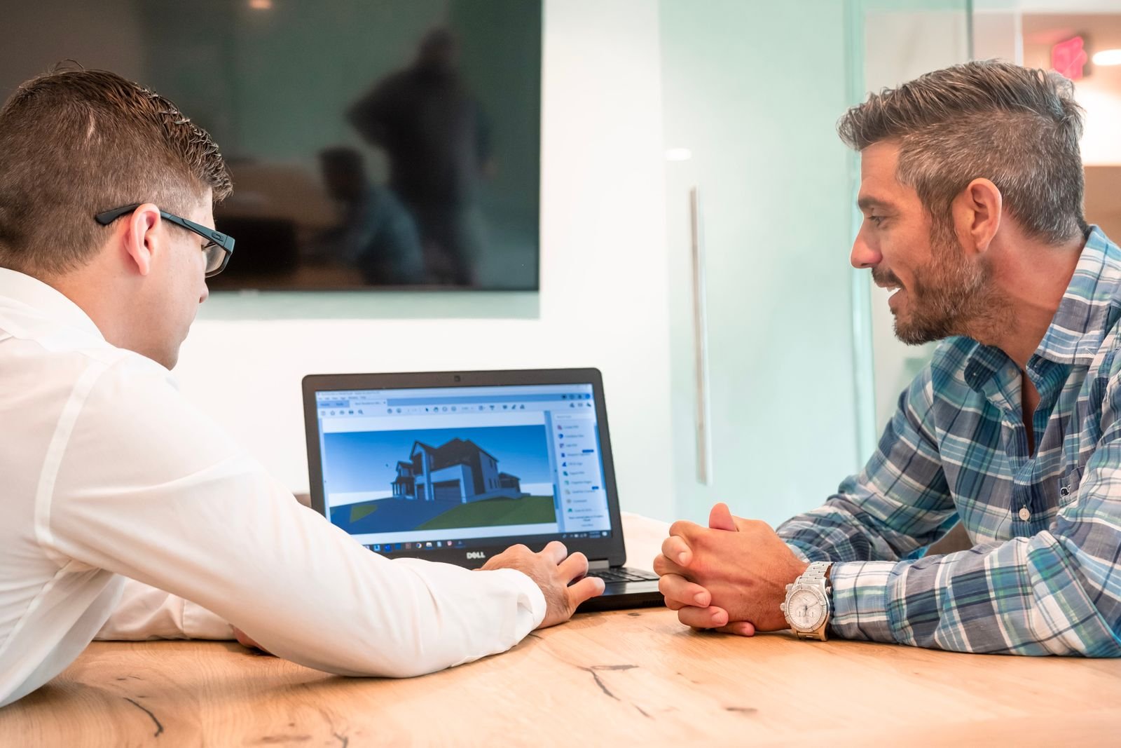 Dos personas revisando una propuesta de proyecto de software en una reunión