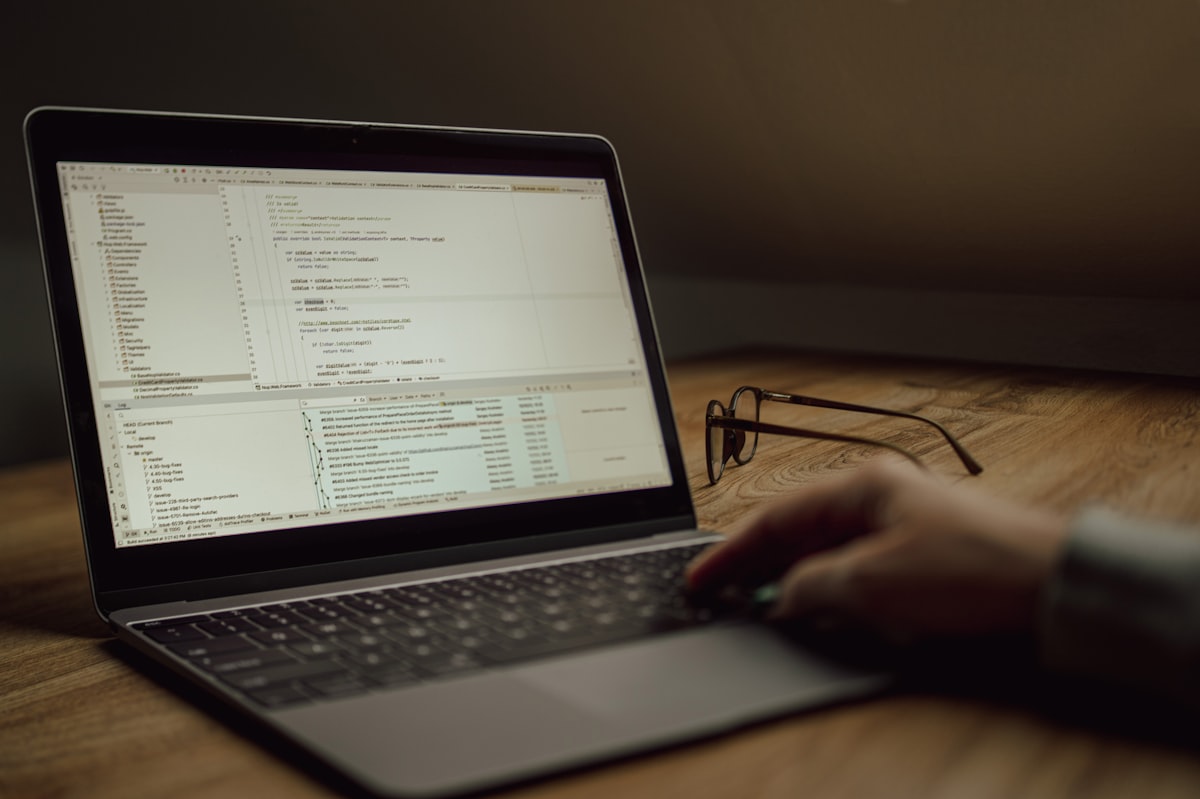 Desarrollador trabajando con código en laptop