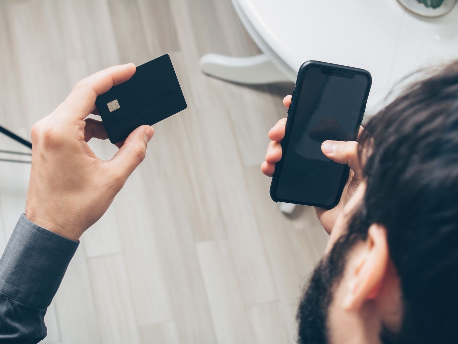 Persona pagando en línea con tarjeta de crédito y celular