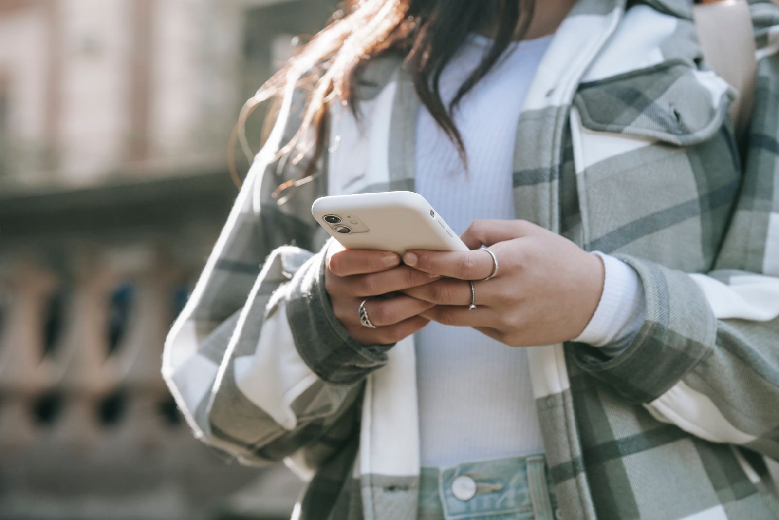 Empresa atendiendo clientes por WhatsApp desde un computador
