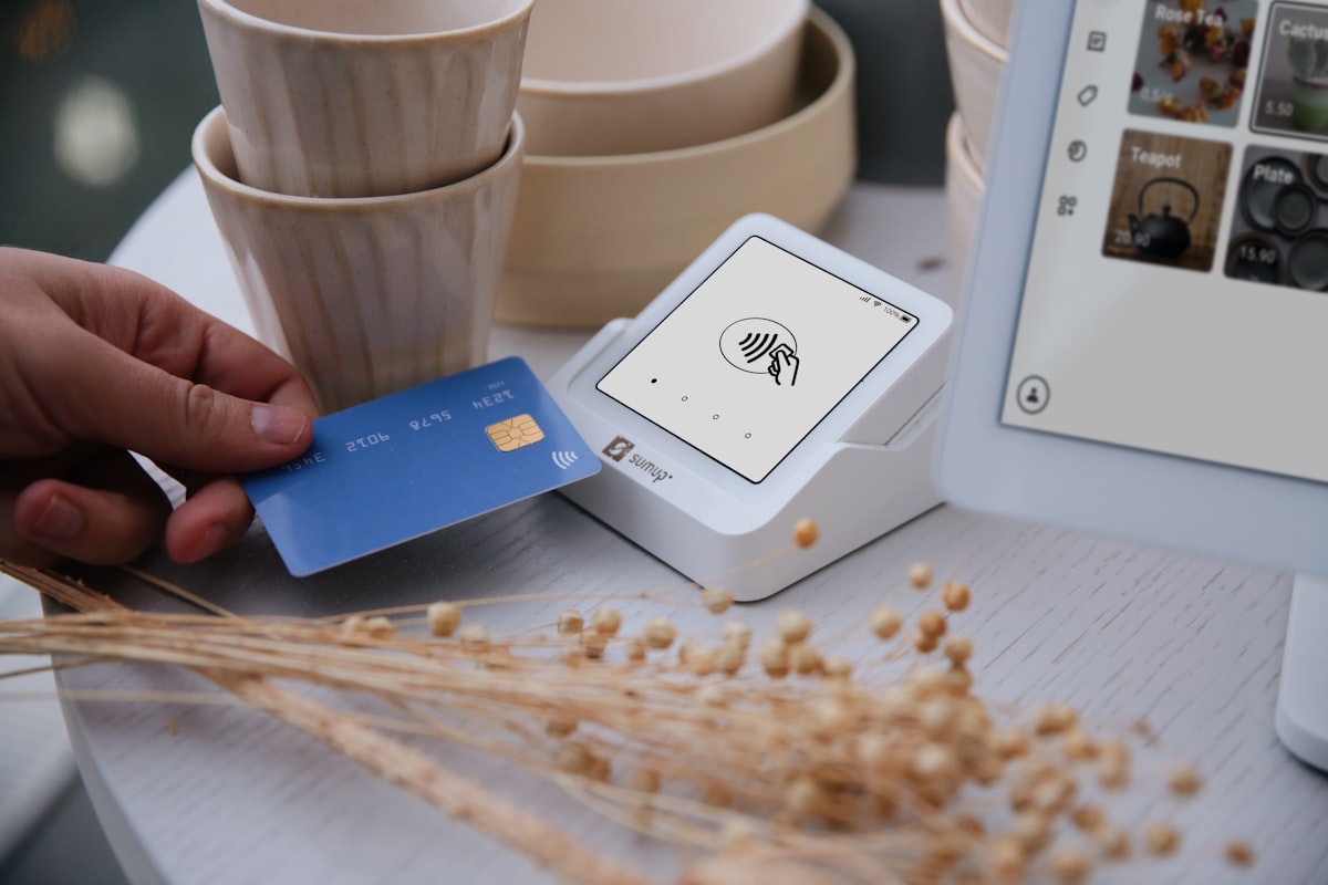 Pago contactless con tarjeta en terminal de punto de venta